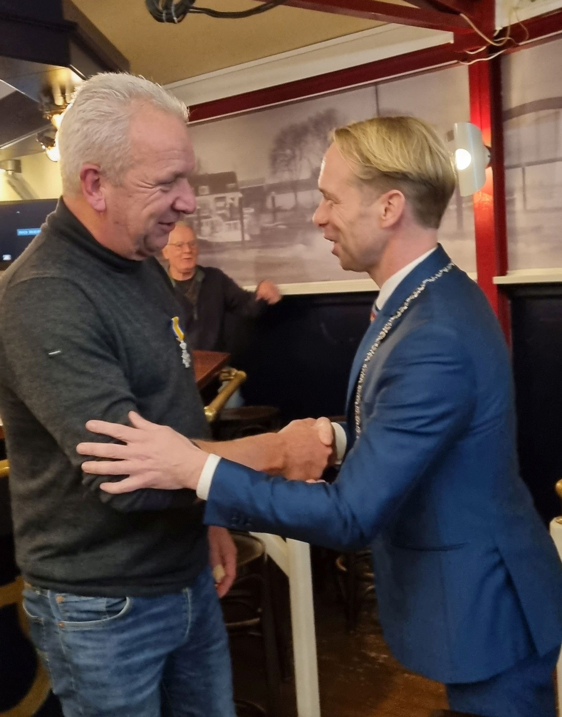 Ed Wulterkens krijgt Koninklijke onderscheiding van burgemeester Van Grootheest.