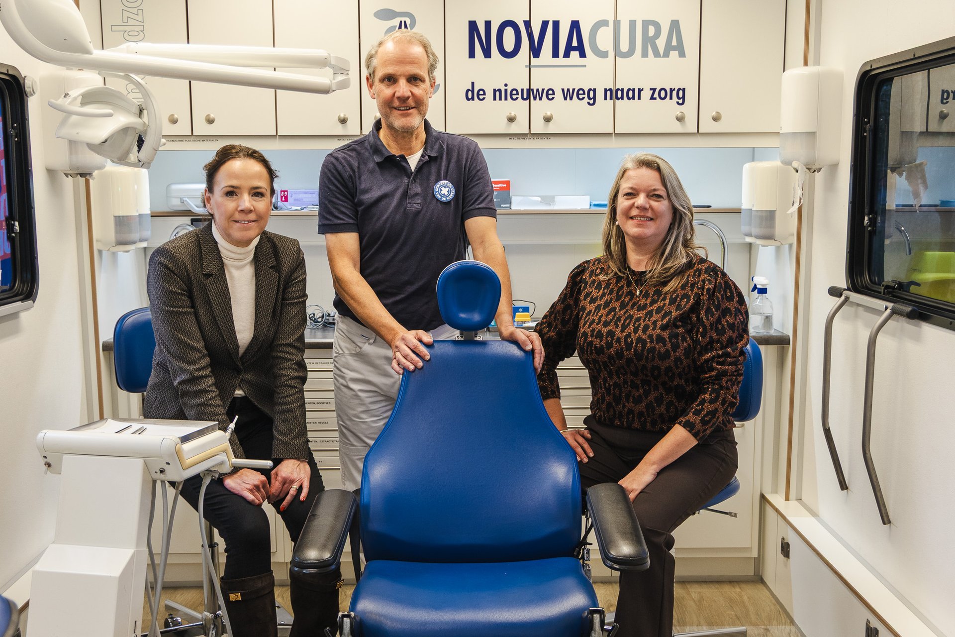 Denise van Binsbergen van Menzis, tandarts Xander Meijs en Wethouder Daphne Bijvoet – de Wit in de tandartsbus