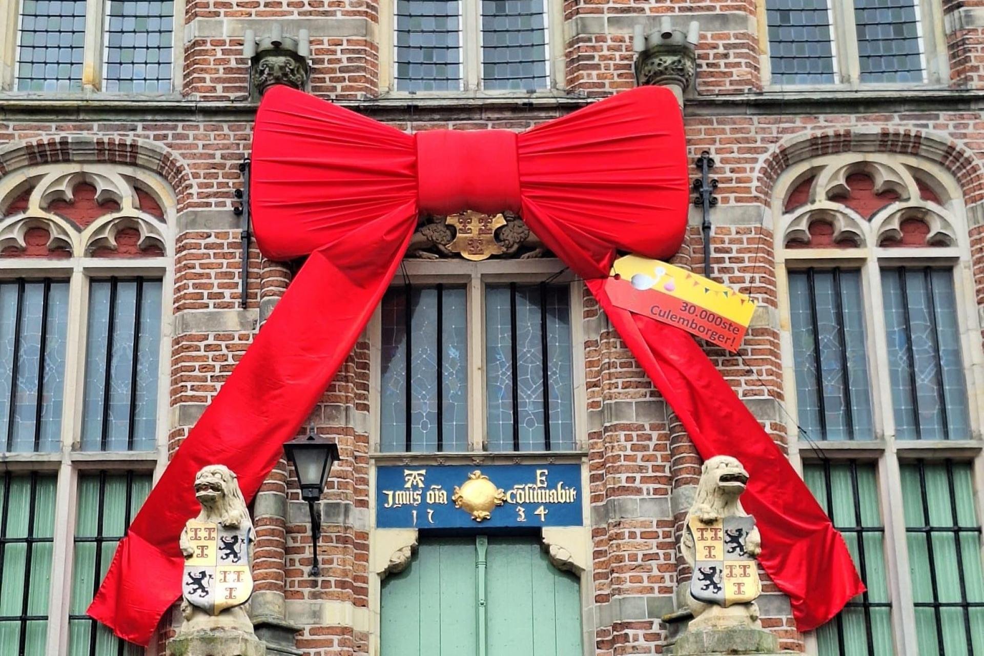 Grote rode strik op het oude stadhuis in Culemborg